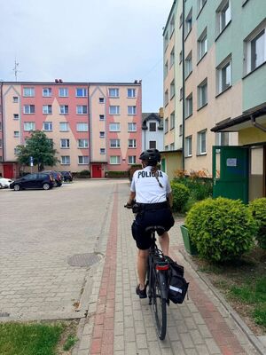 Policjanci pełnia służbę w patrolach rowerowych i pieszo.