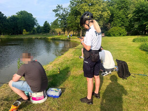 Policjanci pełnia służbę w patrolach rowerowych i pieszo.