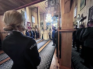 Policjanci uczestniczą w nabożeństwie w cerkwi.