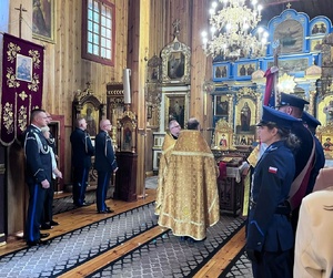 Policjanci uczestniczą w nabożeństwie w cerkwi.