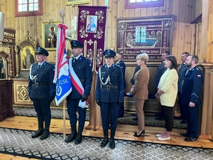 Policjanci uczestniczą w nabożeństwie w cerkwi.