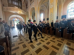 Policjanci uczestnicza w mszy z okazji Święta Policji.
