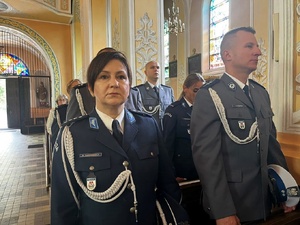 Policjanci uczestnicza w mszy z okazji Święta Policji.
