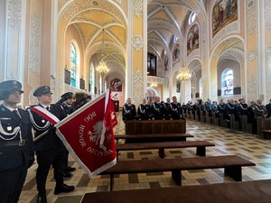 Policjanci uczestnicza w mszy z okazji Święta Policji.