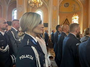 Policjanci uczestnicza w mszy z okazji Święta Policji.