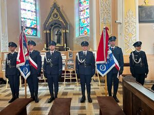 Policjanci uczestnicza w mszy z okazji Święta Policji.
