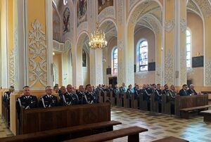 Policjanci uczestnicza w mszy z okazji Święta Policji.