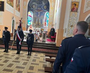 Policjanci uczestnicza w mszy z okazji Święta Policji.
