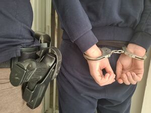 Policjanci zatrzymali osobe podejrzana.