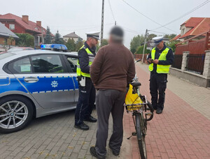 Policjanci prowadzą działania niechronieni uczestnicy ruchu drogowego.