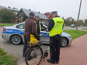 Policjanci prowadzą działania niechronieni uczestnicy ruchu drogowego.