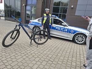 Policjanci prowadzą działania niechronieni uczestnicy ruchu drogowego.