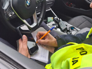 Policjanci prowadzą działania niechronieni uczestnicy ruchu drogowego.