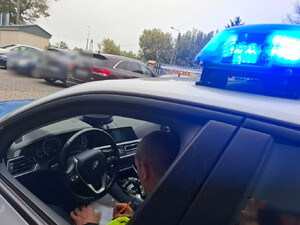 Policjanci prowadzą działania niechronieni uczestnicy ruchu drogowego.