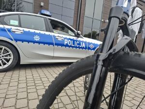 Policjanci prowadzą działania niechronieni uczestnicy ruchu drogowego.
