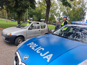 Policjanci prowadzą działania niechronieni uczestnicy ruchu drogowego.