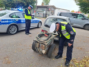 Policjanci prowadzą działania niechronieni uczestnicy ruchu drogowego.