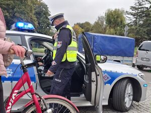 Policjanci prowadzą działania niechronieni uczestnicy ruchu drogowego.
