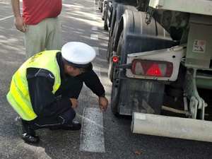 policjanci kontrolują pojazdy przewożące materiały niebezpieczne