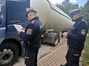 policjanci kontrolują pojazdy przewożące materiały niebezpieczne