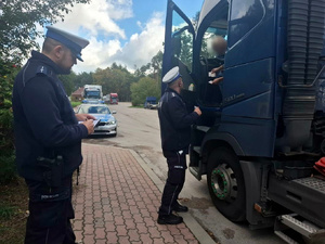 policjanci kontrolują pojazdy przewożące materiały niebezpieczne