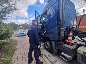 policjanci kontrolują pojazdy przewożące materiały niebezpieczne