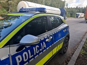 policjanci kontrolują pojazdy przewożące materiały niebezpieczne