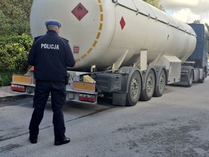 policjanci kontrolują pojazdy przewożące materiały niebezpieczne