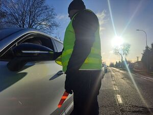 Policjanci sprawdzają stan trzeźwości kierujących.