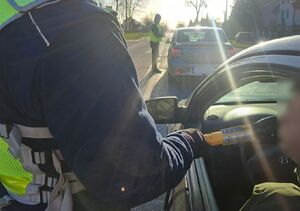 Policjanci sprawdzają stan trzeźwości kierujących.