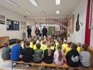 Policjanci uczą dzieci bezpieczeństwa na drodze.