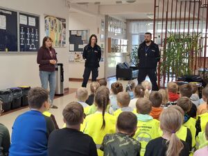 Policjanci uczą dzieci bezpieczeństwa na drodze.