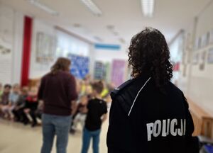 Policjanci uczą dzieci bezpieczeństwa na drodze.