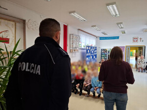 Policjanci uczą dzieci bezpieczeństwa na drodze.