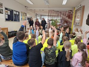 Policjanci uczą dzieci bezpieczeństwa na drodze.