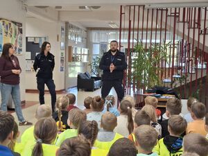 Policjanci uczą dzieci bezpieczeństwa na drodze.