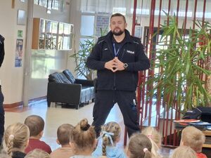 Policjanci uczą dzieci bezpieczeństwa na drodze.