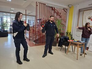 Policjanci uczą dzieci bezpieczeństwa na drodze.