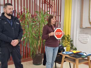 Policjanci uczą dzieci bezpieczeństwa na drodze.