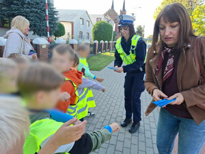 Policjanci uczą dzieci bezpieczeństwa na drodze.