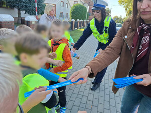 Policjanci uczą dzieci bezpieczeństwa na drodze.