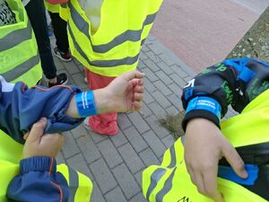 Policjanci uczą dzieci bezpieczeństwa na drodze.