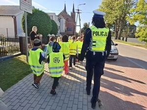 Policjanci uczą dzieci bezpieczeństwa na drodze.