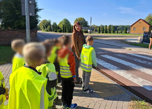 Policjanci uczą dzieci bezpieczeństwa na drodze.