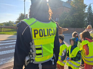 Policjanci uczą dzieci bezpieczeństwa na drodze.