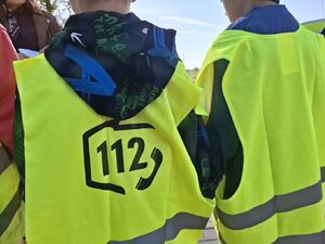 Policjanci uczą dzieci bezpieczeństwa na drodze.