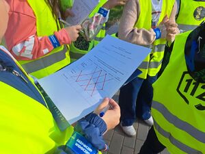 Policjanci uczą dzieci bezpieczeństwa na drodze.