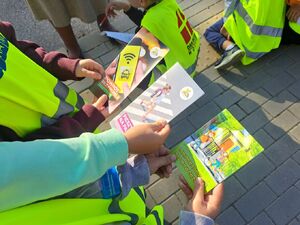 Policjanci uczą dzieci bezpieczeństwa na drodze.