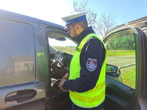 Policjanci uczą dzieci bezpieczeństwa na drodze.
