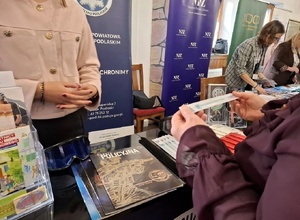 Policjanci rozmawiają z mieszkańcami o bezpieczeństwie.